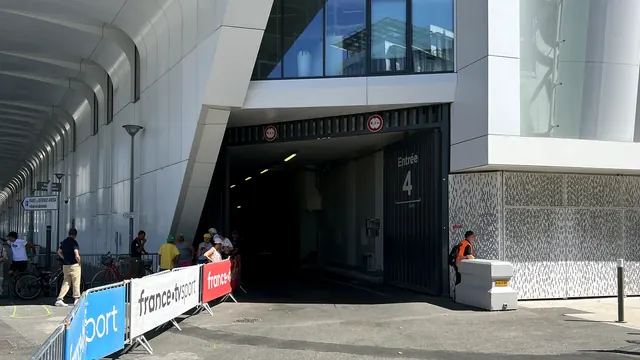 Вход на Plenitude Arena (бывшая Paris La Défense Arena)