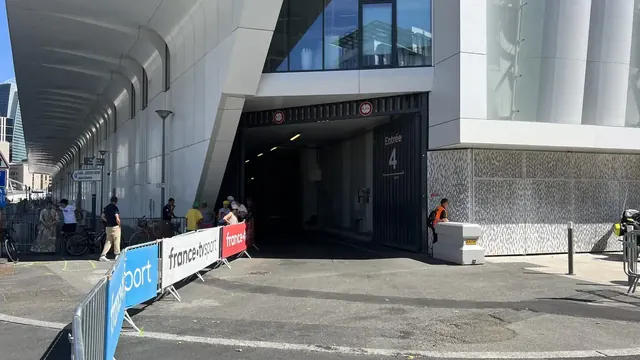 Вход на арену Paris La Défense Arena