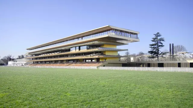 Трибуны ипподрома ParisLongchamp