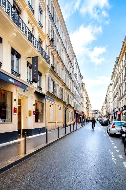 Rue Victor Massé à Pigalle, devant l'Hôtel Migny Paris 9e